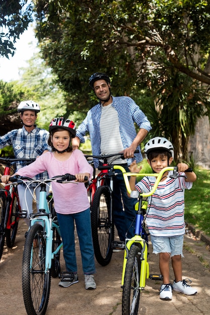 Porträt von eltern und kindern, die mit dem fahrrad im