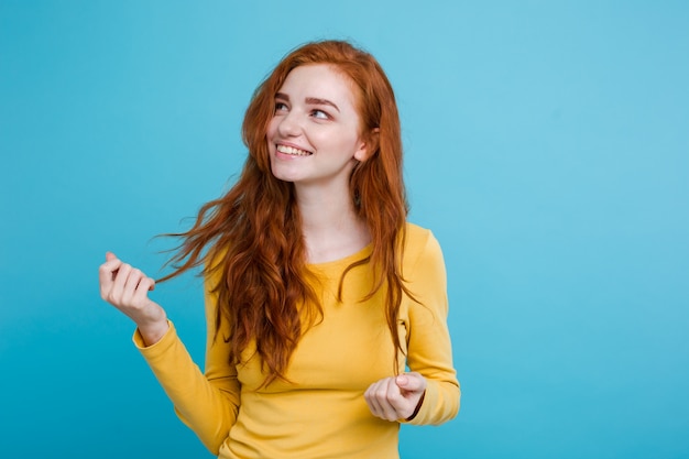 Portrait Von Glucklichen Ingwer Rote Haare Madchen Mit Freckles Lachelnd Blick In Die Kamera Pastell Blauen Hintergrund Text Kopieren Kostenlose Foto