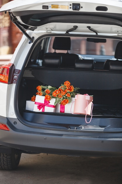 Prasentieren Sie Kisten Im Auto Geschenke Im Kofferraum Tulpenstrauss Im Gepackraum Premium Foto