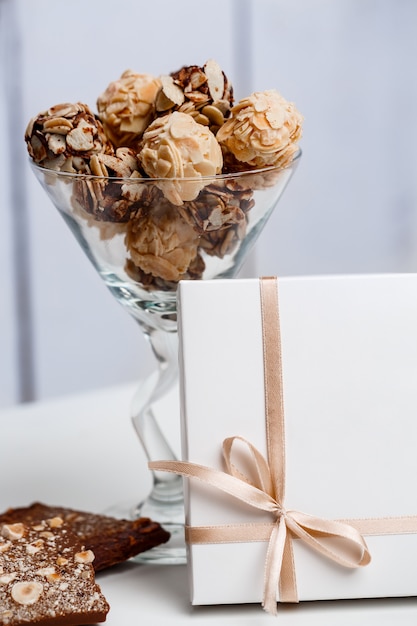 Pralinen in glas und schachtel auf weiß Kostenlose Foto