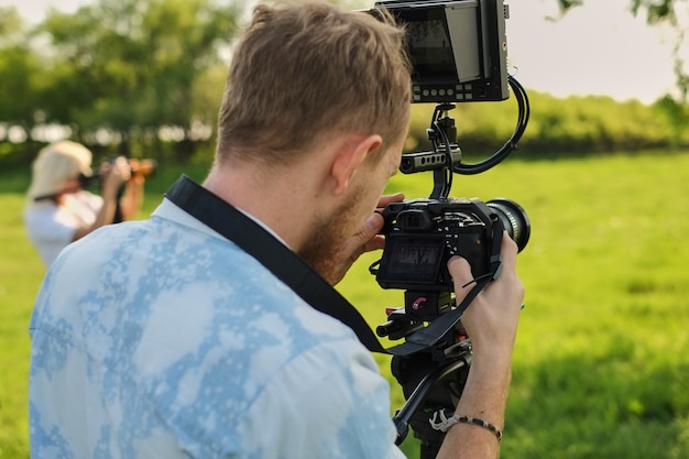 Professionelle videofilmaufzeichnung mit einem professionellen videokameradecoder und -sendung. Premium Fotos