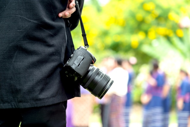 Professioneller Fotograf Konzentriert Sich Und Setzt Seine Leidenschaft ...