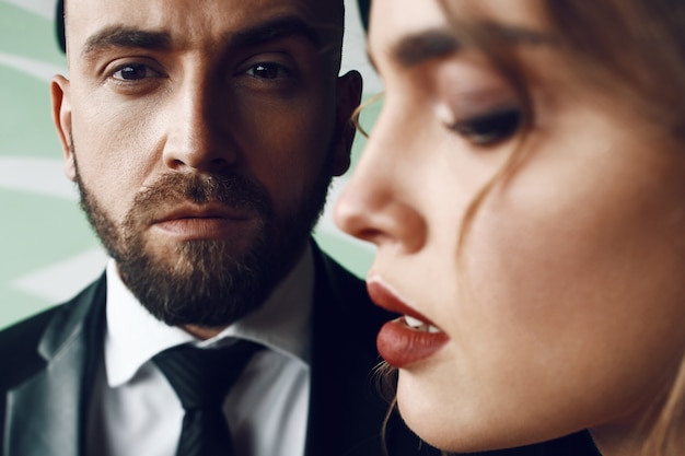 Profil Einer Frau Mit Roten Lippen Stand Vor Einem Mann Premium Foto