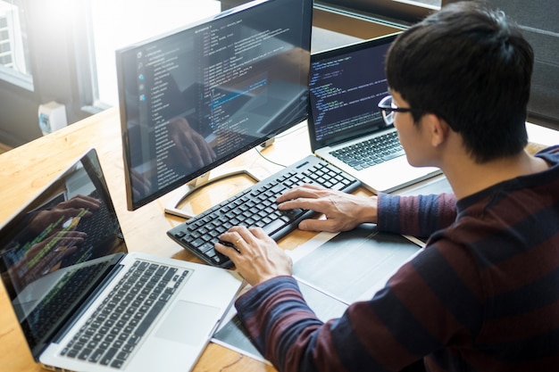 Programmierer codierung software-entwicklung arbeitsprojekt it Premium Fotos