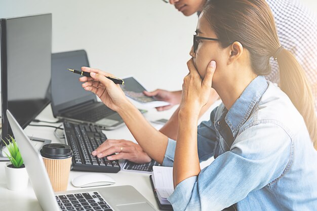 Programmierer, der in softwareentwicklungs- und codiertechnologien arbeitet. Premium Fotos