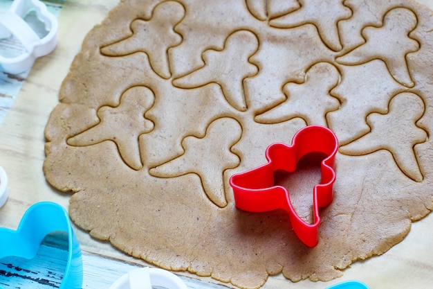 Prozess der behandlung von lebkuchenmannplätzchen, benutzen roten ...