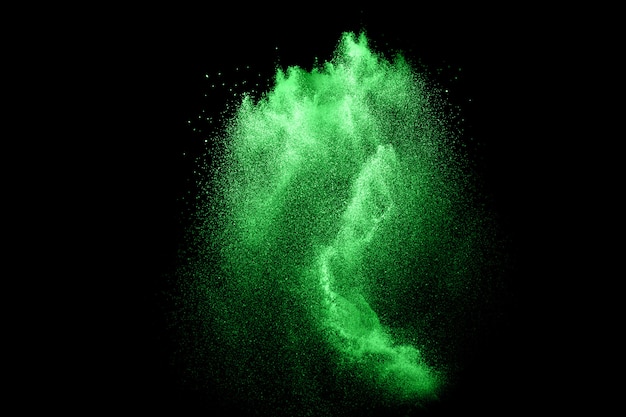 Pulversprengwolke der grünen farbe auf schwarzem hintergrund. Premium Fotos