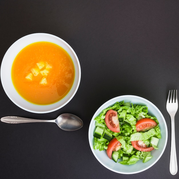 Pumpking-suppe und salat | Kostenlose Foto