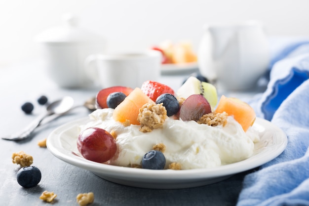 Quark mit müsli, früchten und beeren | Premium-Foto