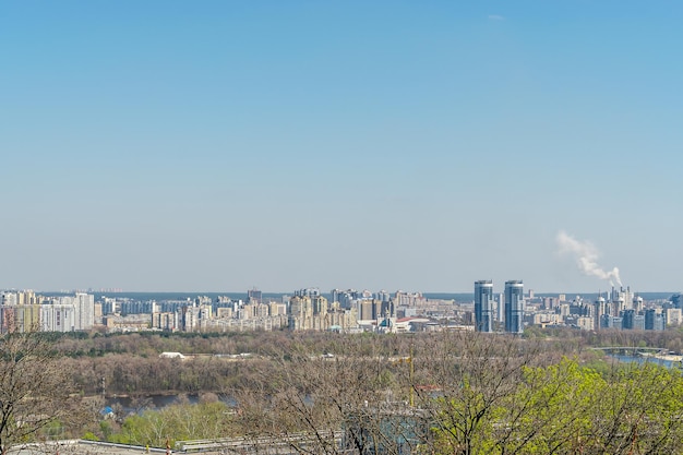 Querformat der stadt mit häusern in kiew, ukraine