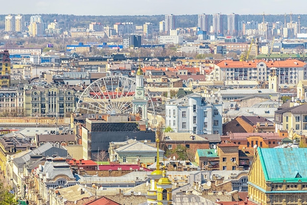 Querformat der stadt mit häusern in kiew, ukraine