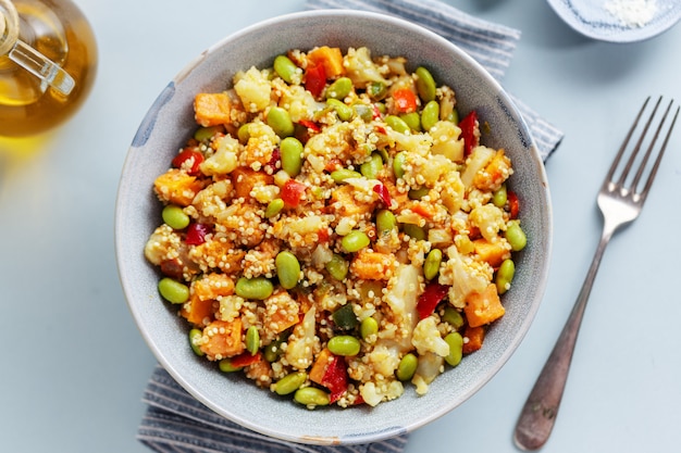 Quinoa mit gemüse zum mittag- oder abendessen gekocht und in einer ...