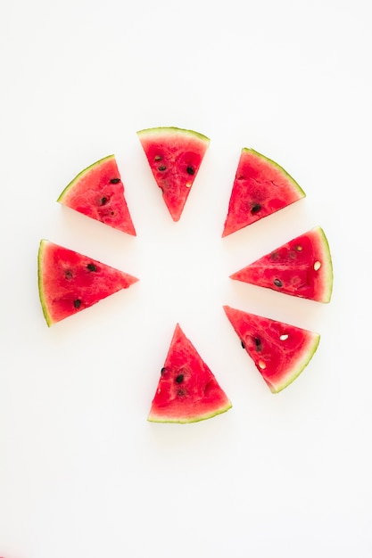 Rad gemacht mit den wassermelonenscheiben lokalisiert auf weißem hintergrund Kostenlose Fotos
