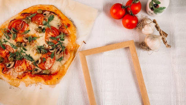 Rahmen in der nähe von pizza und gemüse Download der kostenlosen Fotos