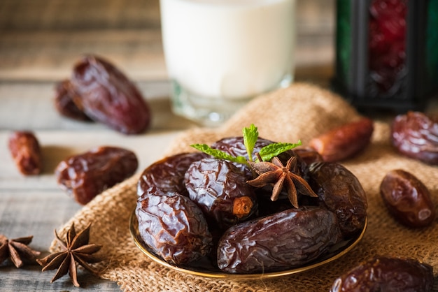 Ramadan essen und getränke-konzept. ramadan laterne mit milch, datteln ...