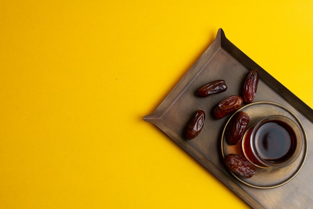 Ramadan kareem festive, termine auf teller und tasse schwarzen tee Premium Fotos