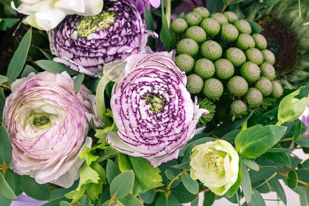 Ranunkulyus-blumenstrauß von roten blumen auf einem weißen ...