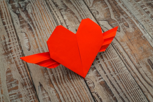 Red Papier Origami Herz Mit Flügeln Auf Holz Hintergrund