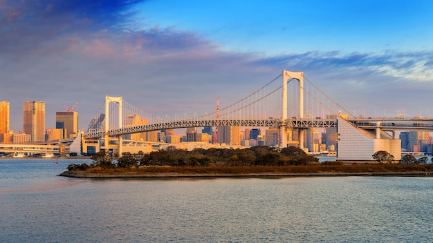 Regenbogenbrucke Und Tokio Stadtbild Bei Sonnenaufgang Japan Kostenlose Foto