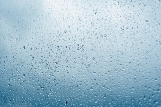 Regentropfen Auf Dem Fensterglas Fenster Nach Regen Blauer Wasserhintergrund Mit Wassertropfen Premium Foto