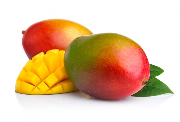 Reife mangofrüchte mit den scheiben lokalisiert auf weiß | Premium-Foto