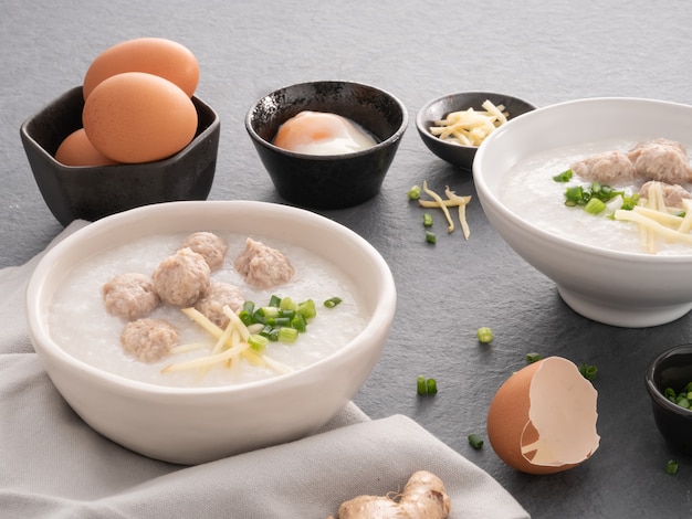 Reis Congee Mit Gehacktem Schweinefleisch In Der Weissen Schussel Schussel Reisbrei Mit Weichem Gekochtem Ei Asiatisches Fruhstuck Premium Foto