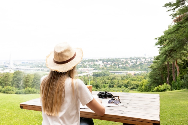 Reisender an der bank von hinten | Kostenlose Foto