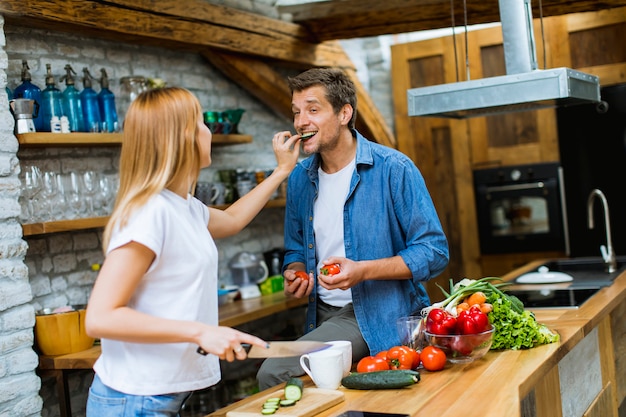 Reizende Nette Paare Die Zusammen Abendessen Kochen Und Spass An Der Rustikalen Kuche Haben Premium Foto