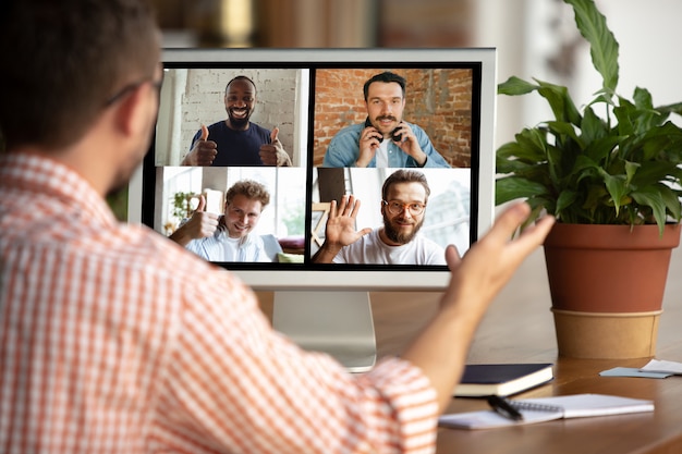 Remotemeeting. mann, der von zu hause während des