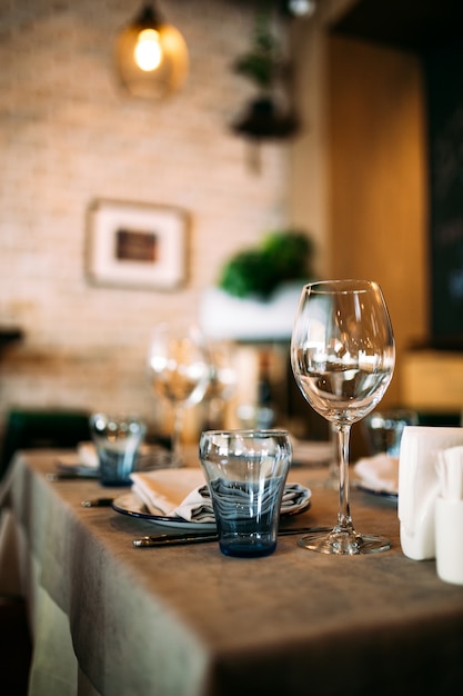 Restaurant glas geschirr auf dem tisch interieur Premium