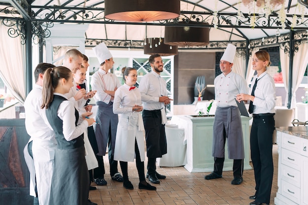 Restaurantmanager und seine mitarbeiter auf der terrasse im 