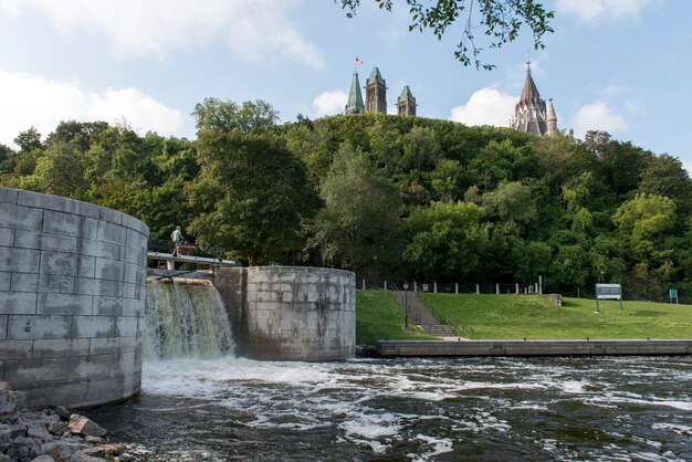 Rideau-kanal mit parlamentsgebäude im hintergrund, parlaments-hügel, ottawa, ontario, kanada Premium Fotos