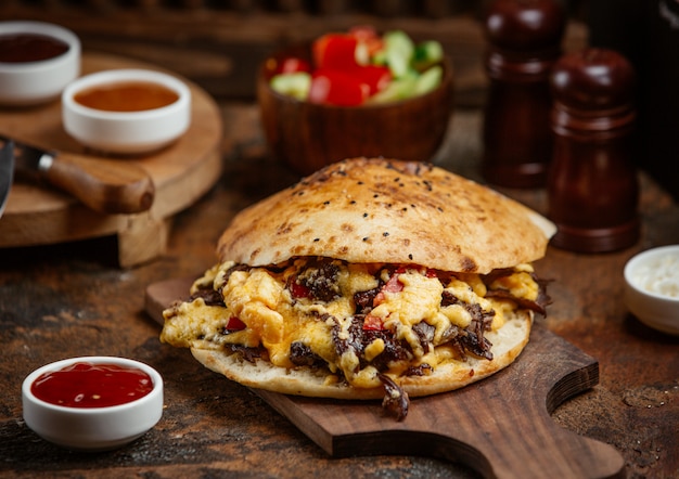 Rindfleisch-kebab-döner in fladenbrot mit geschmolzenem käse auf ...