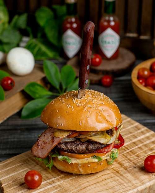 Rindfleischburger mit champignon-paprika-tomatensalat und ...