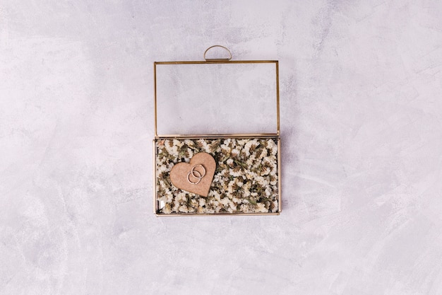 Ringe im ornament herzen zwischen blumen im feld Kostenlose Fotos