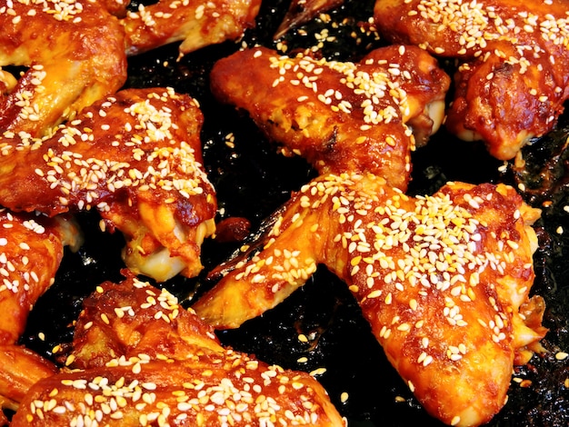 Rotliche Gebackene Flugel Mit Samen Des Indischen Sesams Gebackene Huhnerflugel Auf Einem Backblech Barbecue Chicken Wings Premium Foto