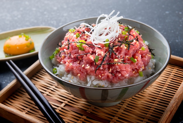 Roher thunfisch und zwiebel mit reis im japanischen stil. | Premium-Foto
