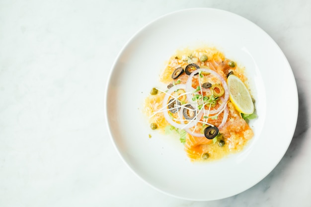 Rohes und frisches carpaccio lachsfleisch Kostenlose Fotos