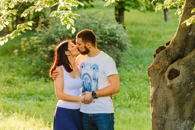 Romantische Paare Die Miteinander Im Park Kussen Kostenlose Foto