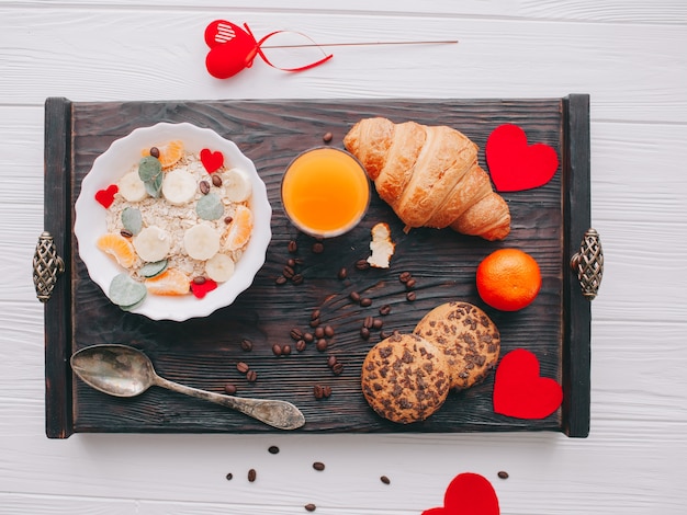 Romantisches frühstück auf tablett | Premium-Foto