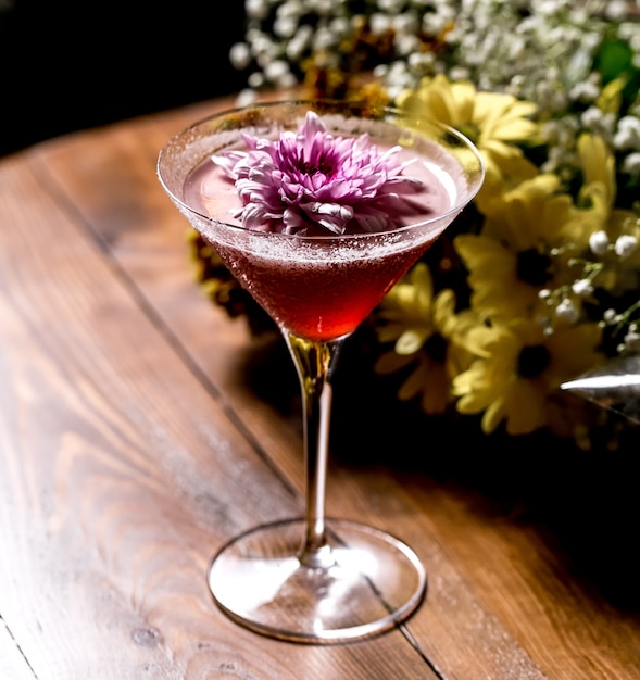 Rosa cocktail, garniert mit blume im martiniglas