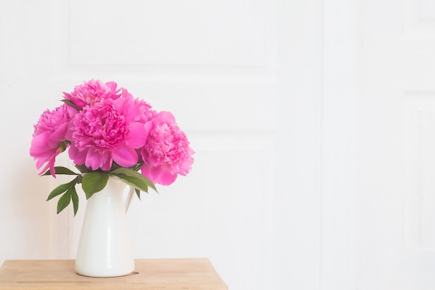 Kostenlose Foto Rosa Pfingstrosen In Weisser Emaillierter Vase Blumenstrauss Auf Holztisch Im Innenraum Der Weissen Provence Wohnraum Mit Dekorelementen