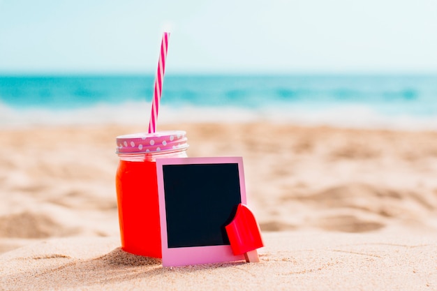 Rosa sofortiges foto mit smoothie am strand Kostenlose Fotos