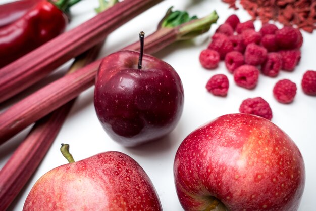 Rote Apfel Und Anderes Rotes Obst Und Gemuse Auf Einem Weissen Hintergrund Kostenlose Foto