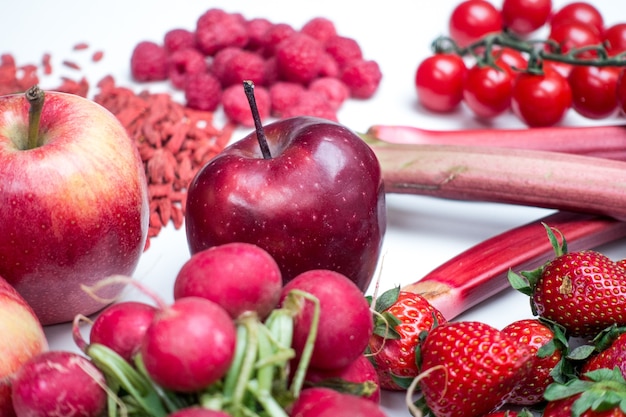 Rote Apfel Und Anderes Rotes Obst Und Gemuse Auf Einem Weissen Hintergrund Kostenlose Foto