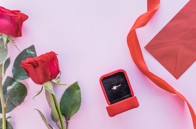 Rote Rosen Mit Ehering Im Kasten Auf Tabelle Kostenlose Foto