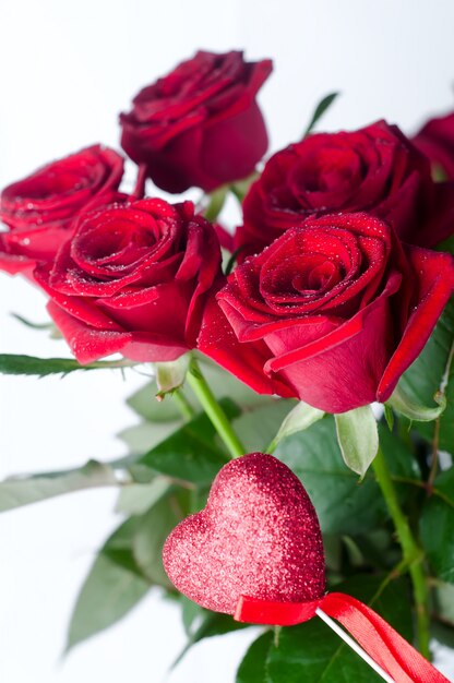 Rote rosen und herz PremiumFoto