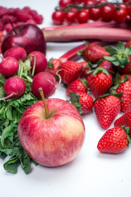 Roter Apfel Und Anderes Rotes Obst Und Gemuse Auf Einem Weissen Hintergrund Kostenlose Foto