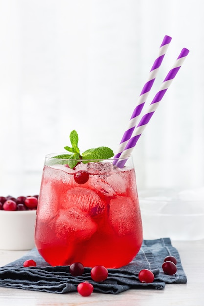 Roter cocktail mit cranberry, wodka, minze und eis. erfrischungsgetränk ...