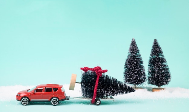 Rotes Auto Und Anhanger Die Einen Weihnachtsbaum Tragen Premium Foto